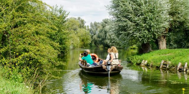 Balade en bateau en Groupe Maison du Marais Bacôve Saint-Martin-Lez-Tatinghem