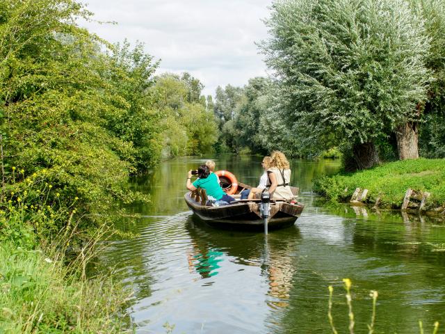 Balade en bateau en Groupe Maison du Marais Bacôve Saint-Martin-Lez-Tatinghem