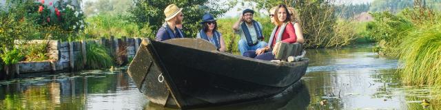 Groupe en Bacôve aux Faiseurs de Bateaux marais Audomarois