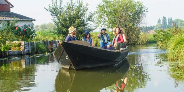 Groupe en Bacôve aux Faiseurs de Bateaux marais Audomarois