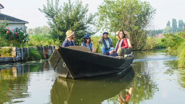 Groupe en Bacôve aux Faiseurs de Bateaux marais Audomarois