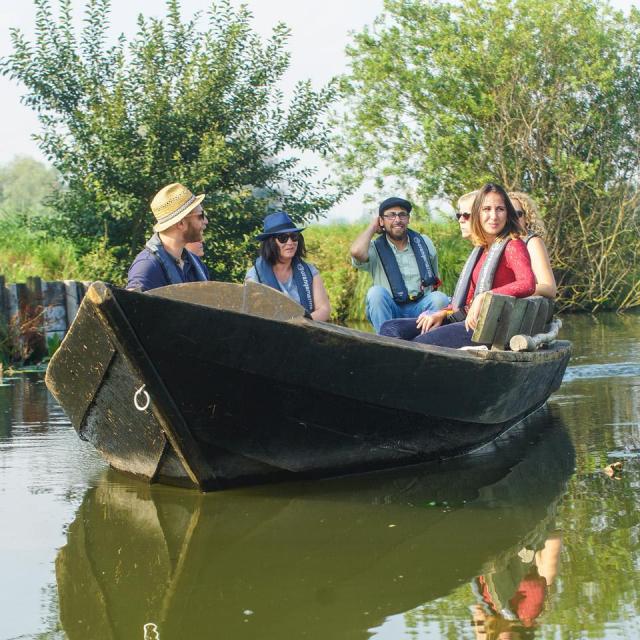 Groupe en Bacôve aux Faiseurs de Bateaux marais Audomarois