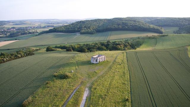 Tournehem-sur-la-Hem. Chapelle Saint-Louis de Guémy. Vue aérienne.