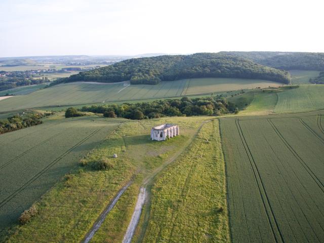 Tournehem-sur-la-Hem. Chapelle Saint-Louis de Guémy. Vue aérienne.