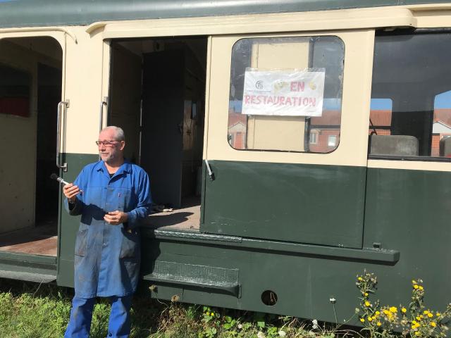 Un bénévole du Chemin de fer touristique de la vallée de l'Aa à Arques