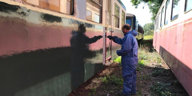 Un bénévole du CFTVA en pleine restauration