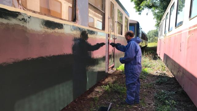 Un bénévole du CFTVA en pleine restauration