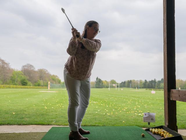 Silvia de l'office de tourisme teste le Golf