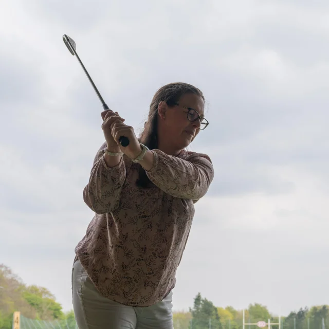 Silvia de l'office de tourisme teste le Golf