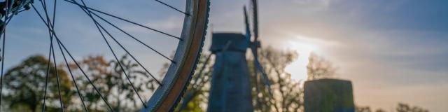 Vélo devant un moulin du Pays de Saint-Omer