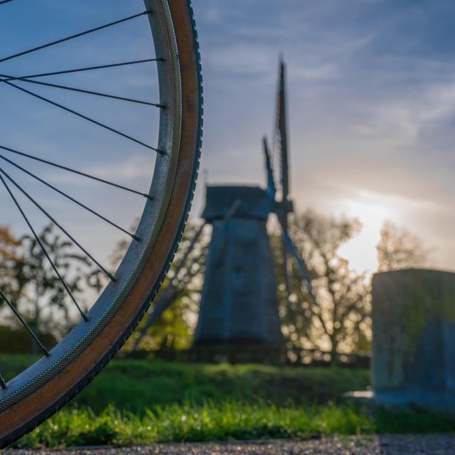 Vélo devant un moulin du Pays de Saint-Omer