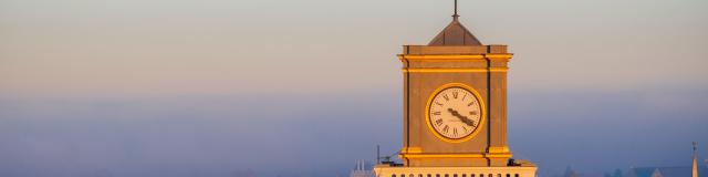 Vue sur l'horloge du Moulin À Café de Saint-Omer