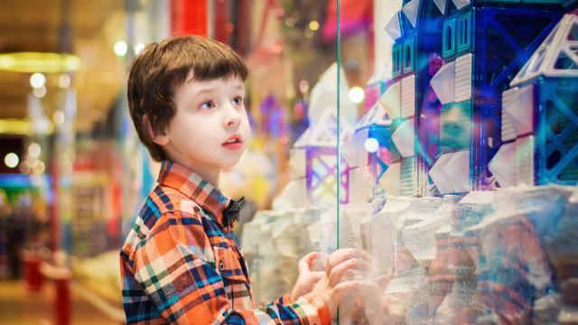 Enfant dans une exposition