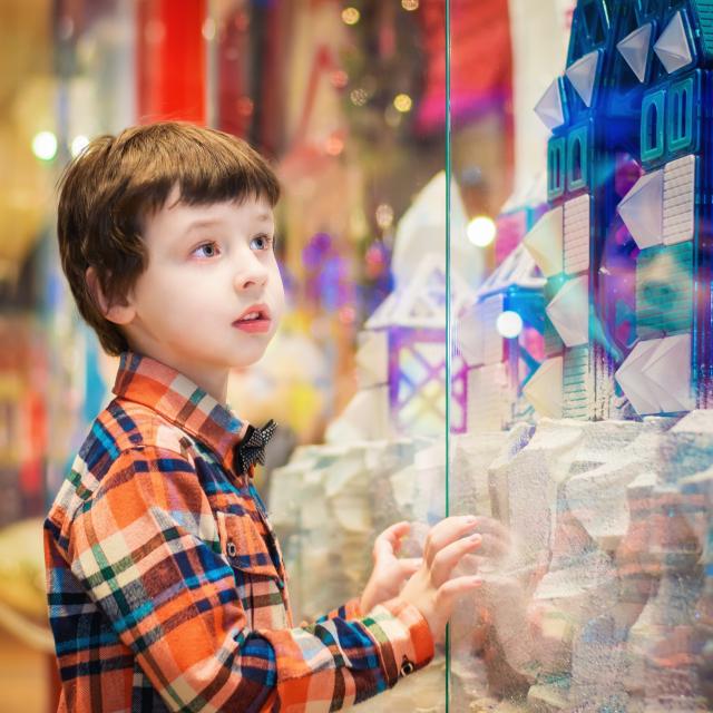 Enfant dans une exposition